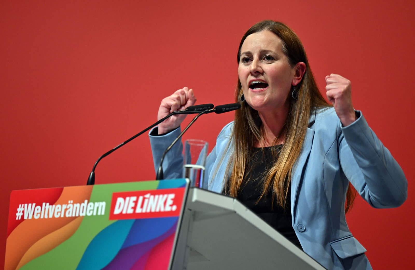 Janine Wissler (Die Linke), Parteivorsitzende, spricht zu Beginn des dreitägigen Bundesparteitags.