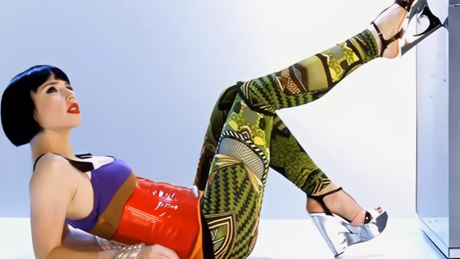 Gülşen’in Erol Köse’ye Hitafen Yazdığı İddia Edilen “Kara Böcükler” Şarkısının Hikayesi, © Poll Produktion - Youtube Gülşen’in Erol Köse’ye Hitafen Yazdığı İddia Edilen “Kara Böcükler” Şarkısının Hikayesi, © Poll Produktion - Youtube