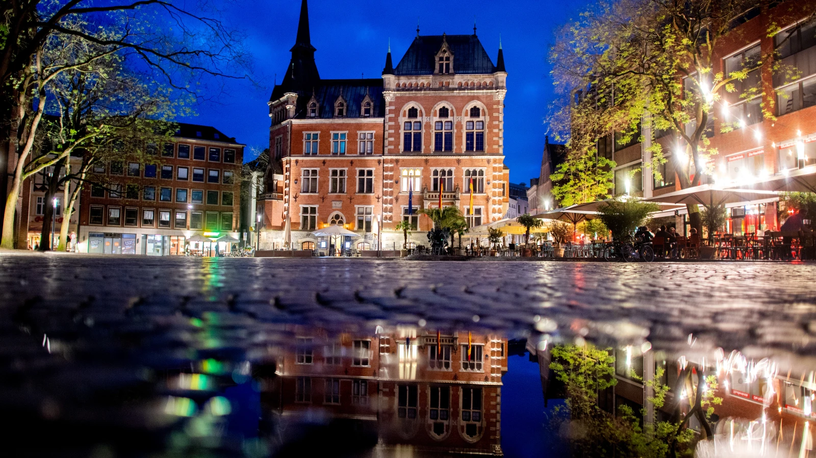 Bonn Belediye Binası: Yıkım, Yeniden İnşa ve Yenileme Kombinasyonu, © dpa Bonn Belediye Binası: Yıkım, Yeniden İnşa ve Yenileme Kombinasyonu, © dpa