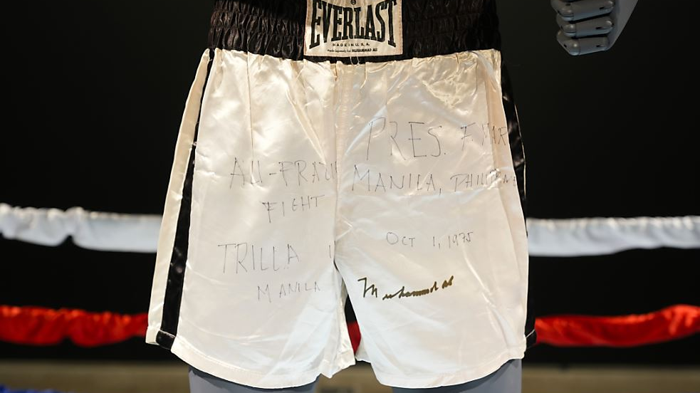 Boxhose von Muhammed Ali wird versteigert, © Keystone-SDA