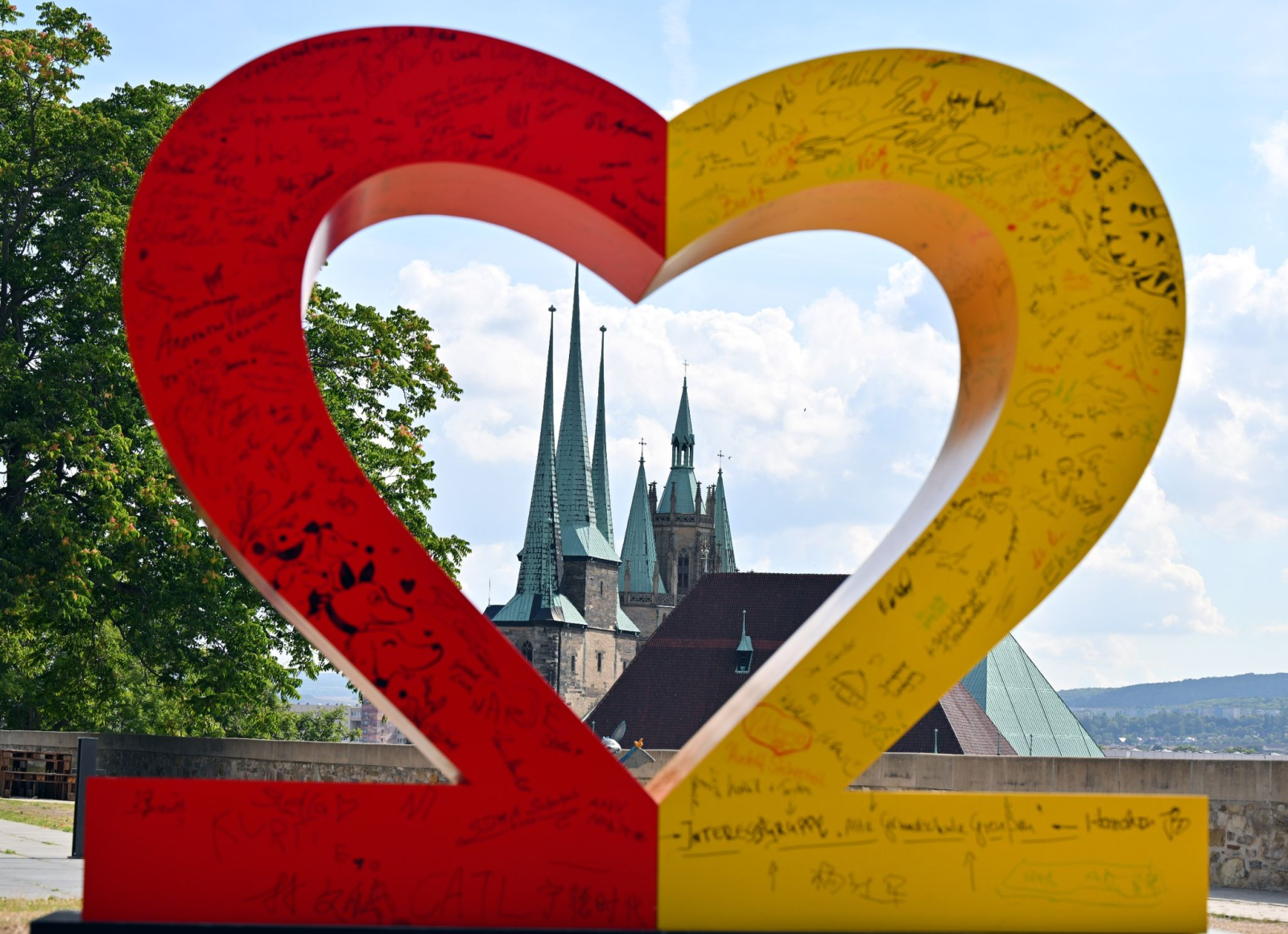 Ein Herz aus der Jahreszahl 22 symbolisiert in Erfurt die Thüringer Bundesratspräsidentschaft und den Tag der Deutschen Einheit.