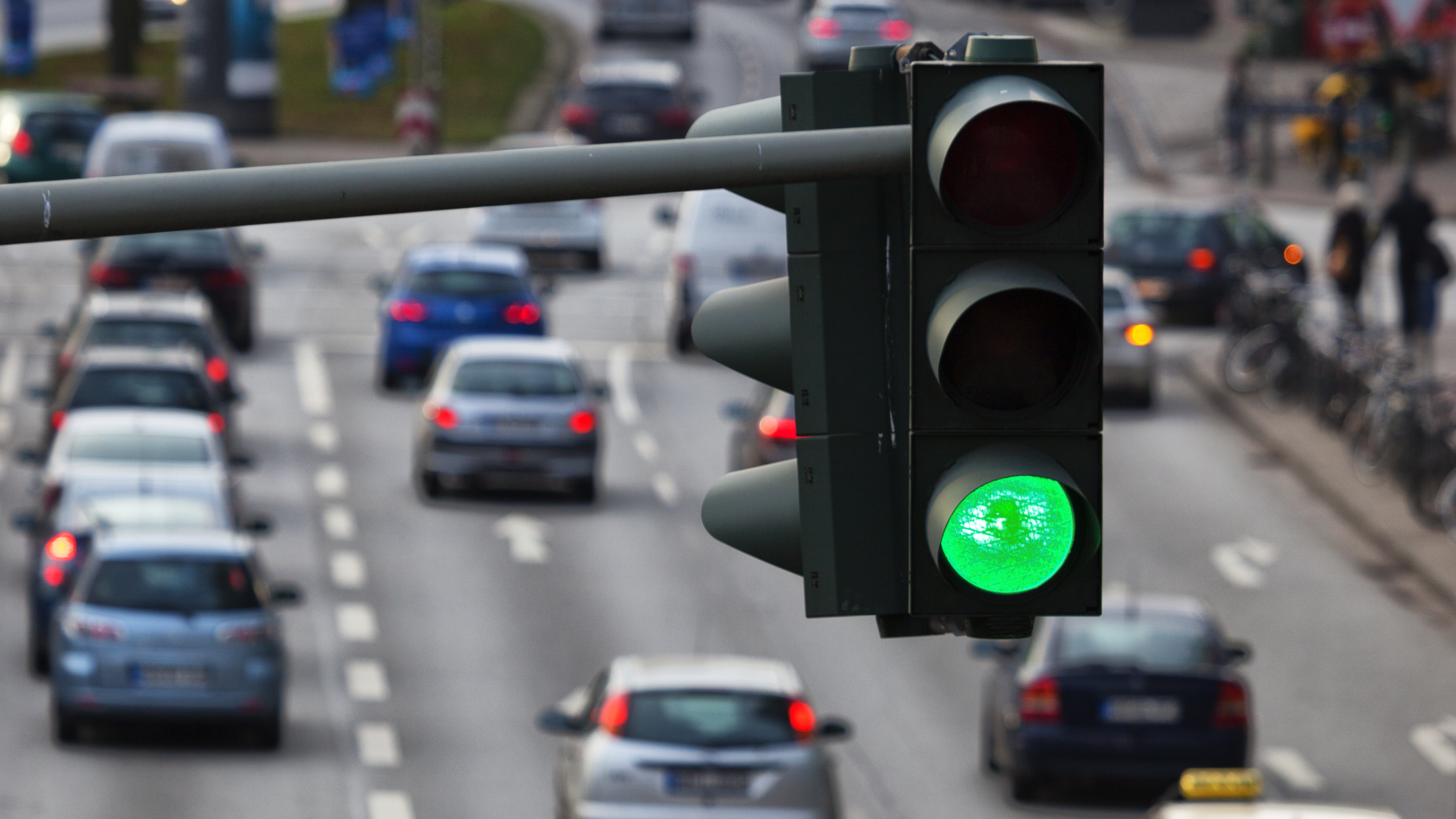Straßenverkehr mit grüner Ampel, © Shutterstock