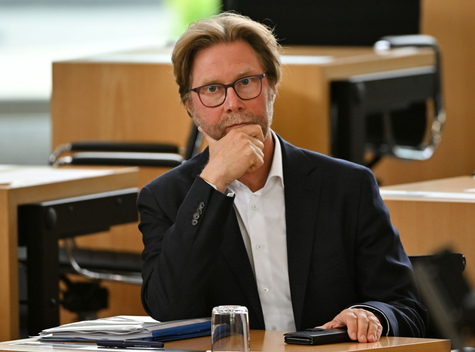 Thüringens Migrationsminister Dirk Adams (Grüne) sitzt im Plenarsaal des Thüringer Landtags.