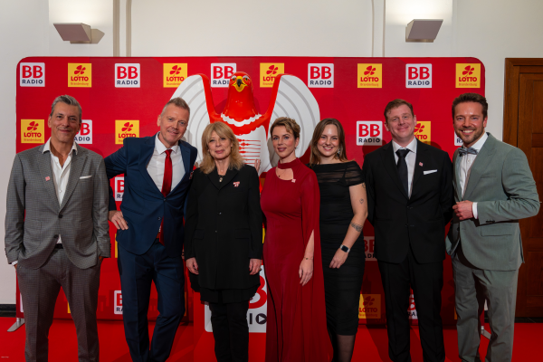 Die Nominierten 2025 und roter Teppich (©Mario Firyn)