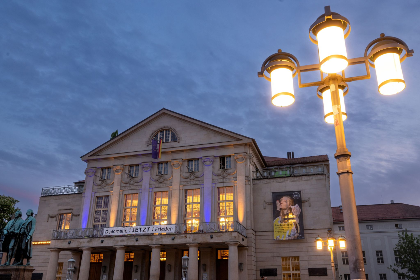 Laternen leuchten auf dem auf dem Theaterplatz in Weimar.