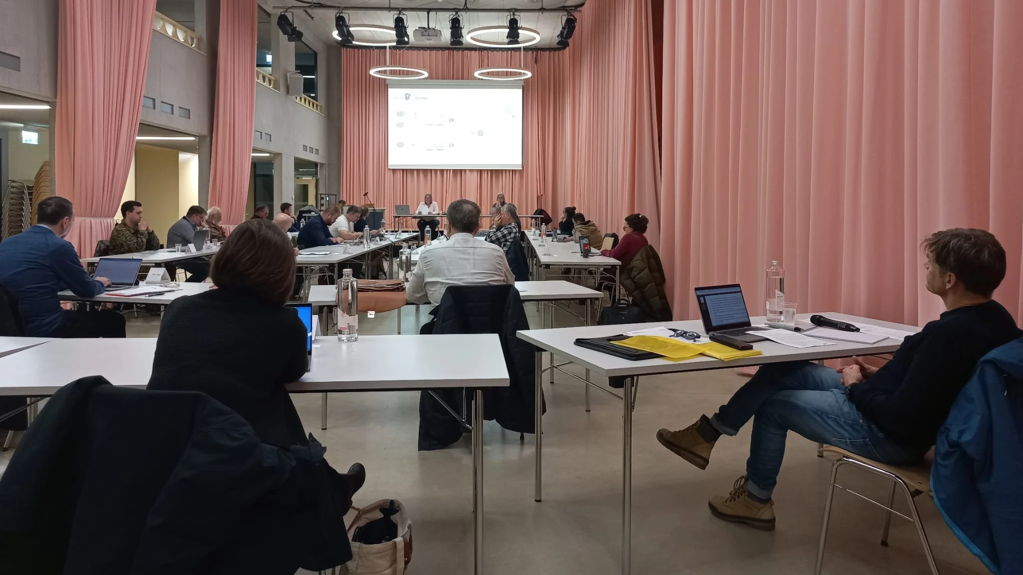 Der Neuhauser Einwohnerrat 2025. Der Neuhauser Einwohnerrat 2025.