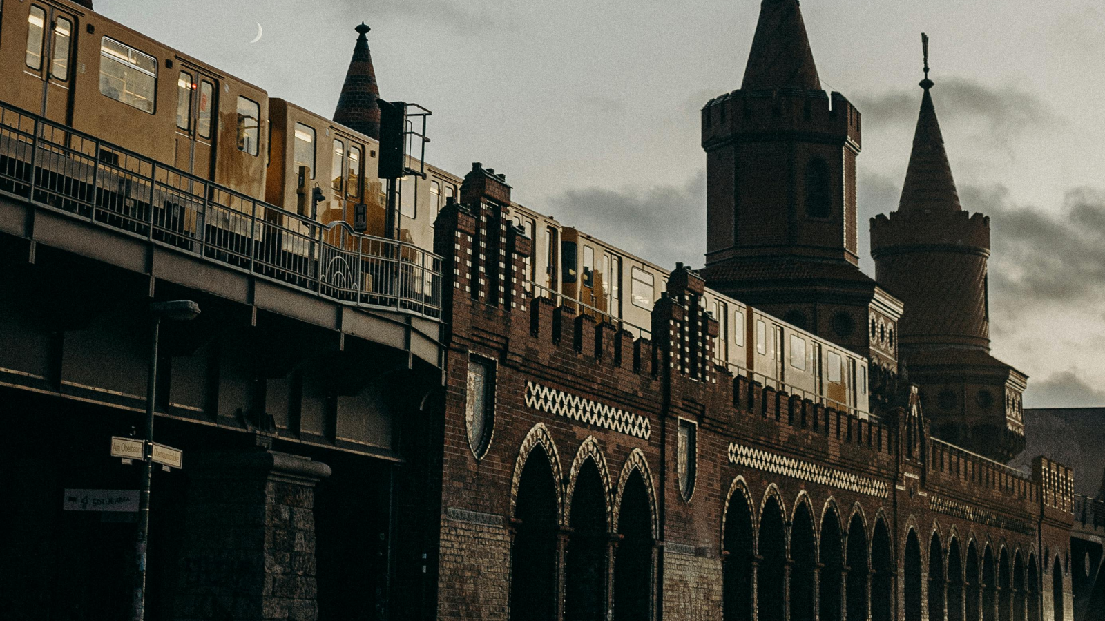 Mühlendamm köprüsünde trafiğin bugünden itibaren ciddi şekilde kısıtlanacağı belirtildi, © cottonbro studio