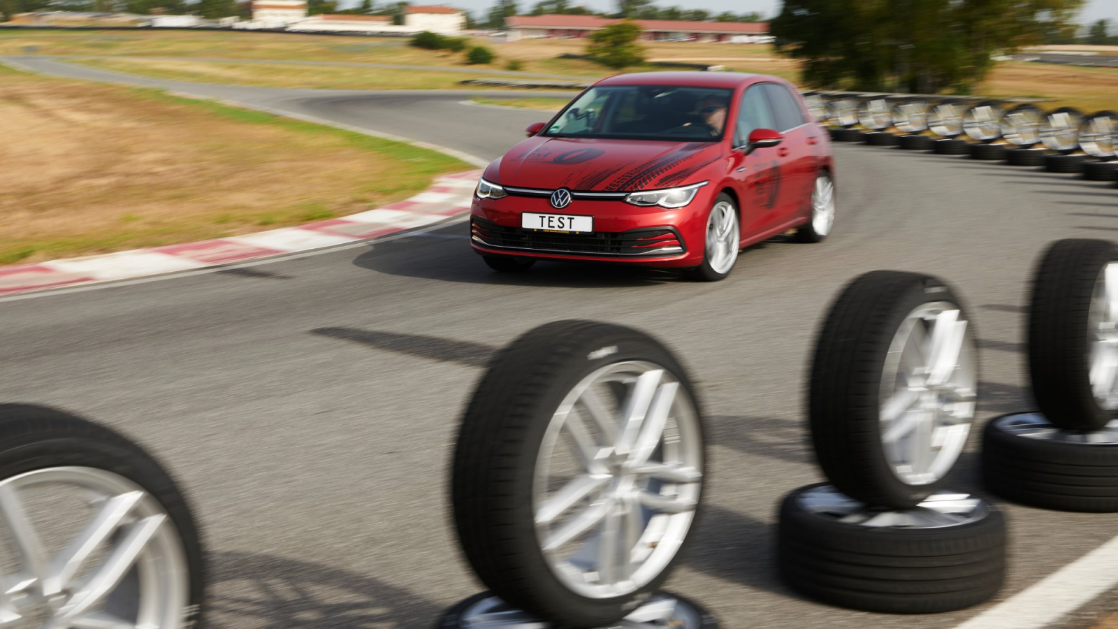 Die ADAC Experten haben 18 sportliche Sommerreifen für die Kompaktklasse der Größe 225/40 R 18 getestet I Foto: ADAC/Marc Wittkowski, © ADAC/Marc Wittkowski