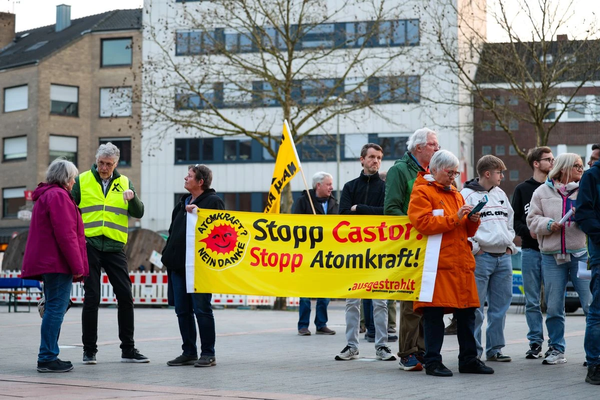 NRW’de nükleer atık taşınması başlıyor: Jülich’ten Ahaus’a Castor sevkiyatı, © Christoph Reichwein/dpa NRW’de nükleer atık taşınması başlıyor: Jülich’ten Ahaus’a Castor sevkiyatı, © Christoph Reichwein/dpa