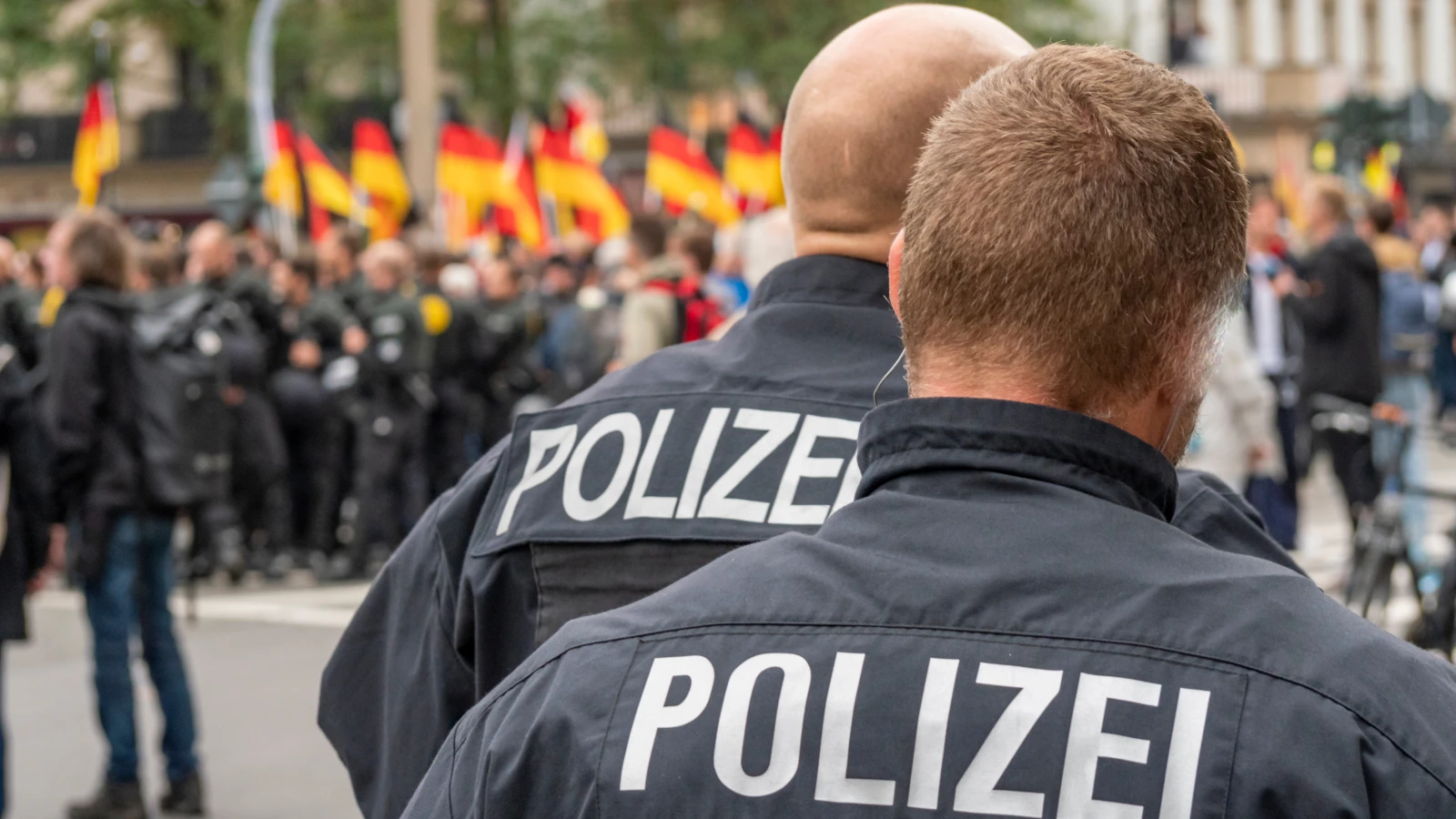 Almanya’da “Gemeinsam für Deutschland” Gösterileri Tartışma Yaratıyor: Aşırı Sağ Gölgede, Güvenlik Önlemleri Üst Düzeyde, © shutterstock Almanya’da “Gemeinsam für Deutschland” Gösterileri Tartışma Yaratıyor: Aşırı Sağ Gölgede, Güvenlik Önlemleri Üst Düzeyde, © shutterstock