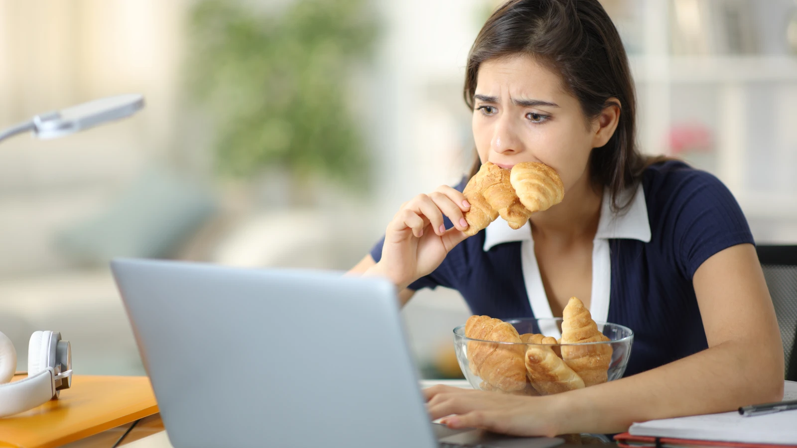Stresliyken Neden Daha Çok Yiyoruz?, © shutterstock Stresliyken Neden Daha Çok Yiyoruz?, © shutterstock