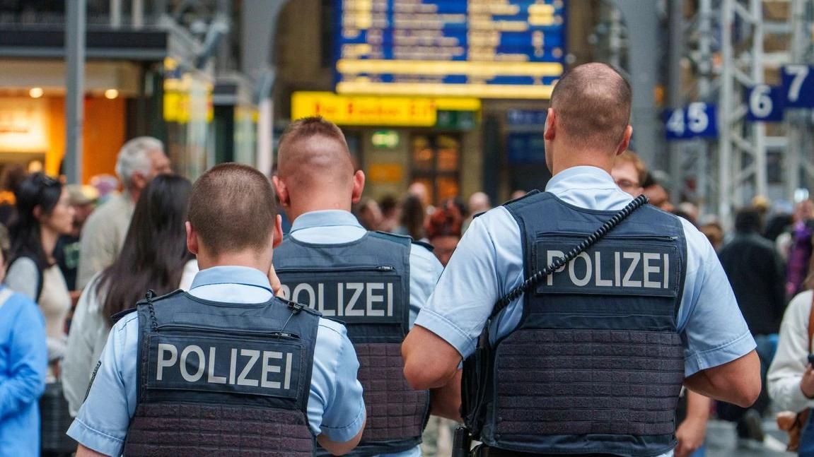 Frankfurt Hauptbahnhof’ta Türkler Arasında Cinayet: Sekiz Kişiye Dava Açıldı!, © Andreas Arnold/dpa Frankfurt Hauptbahnhof’ta Türkler Arasında Cinayet: Sekiz Kişiye Dava Açıldı!, © Andreas Arnold/dpa