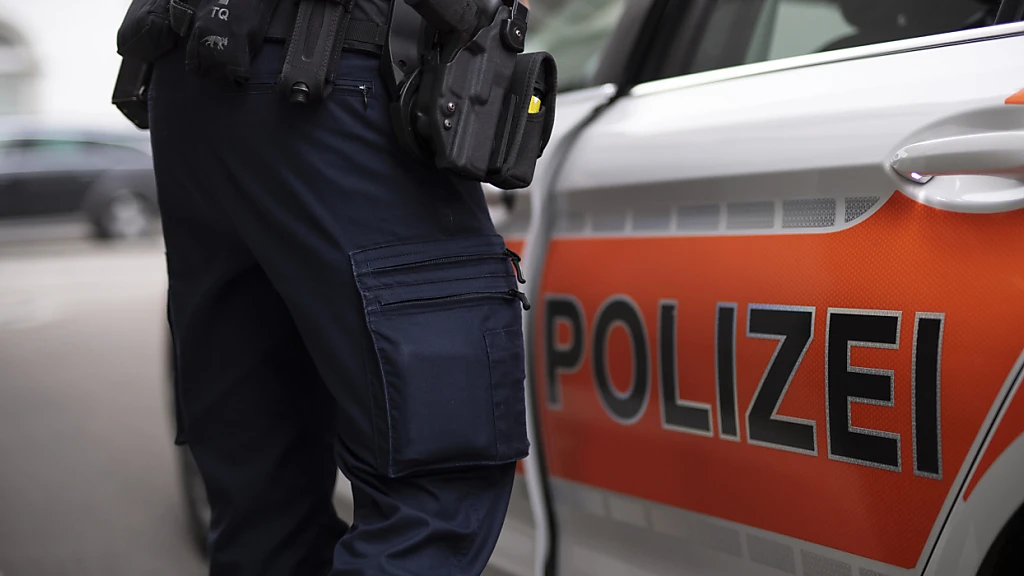 Polizei nimmt in Sargans SG einen Mann nach Einbruch in Kiosk fest, © Keystone/SDA Polizei nimmt in Sargans SG einen Mann nach Einbruch in Kiosk fest, © Keystone/SDA