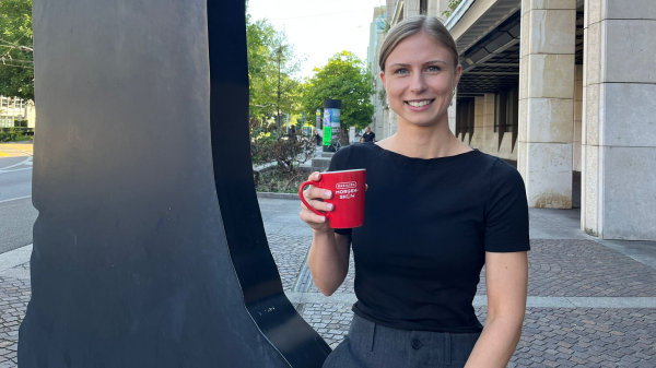 Sina freut sich über den Kaffi-Express der Basilisk Morgenshow, © Radio Basilisk 