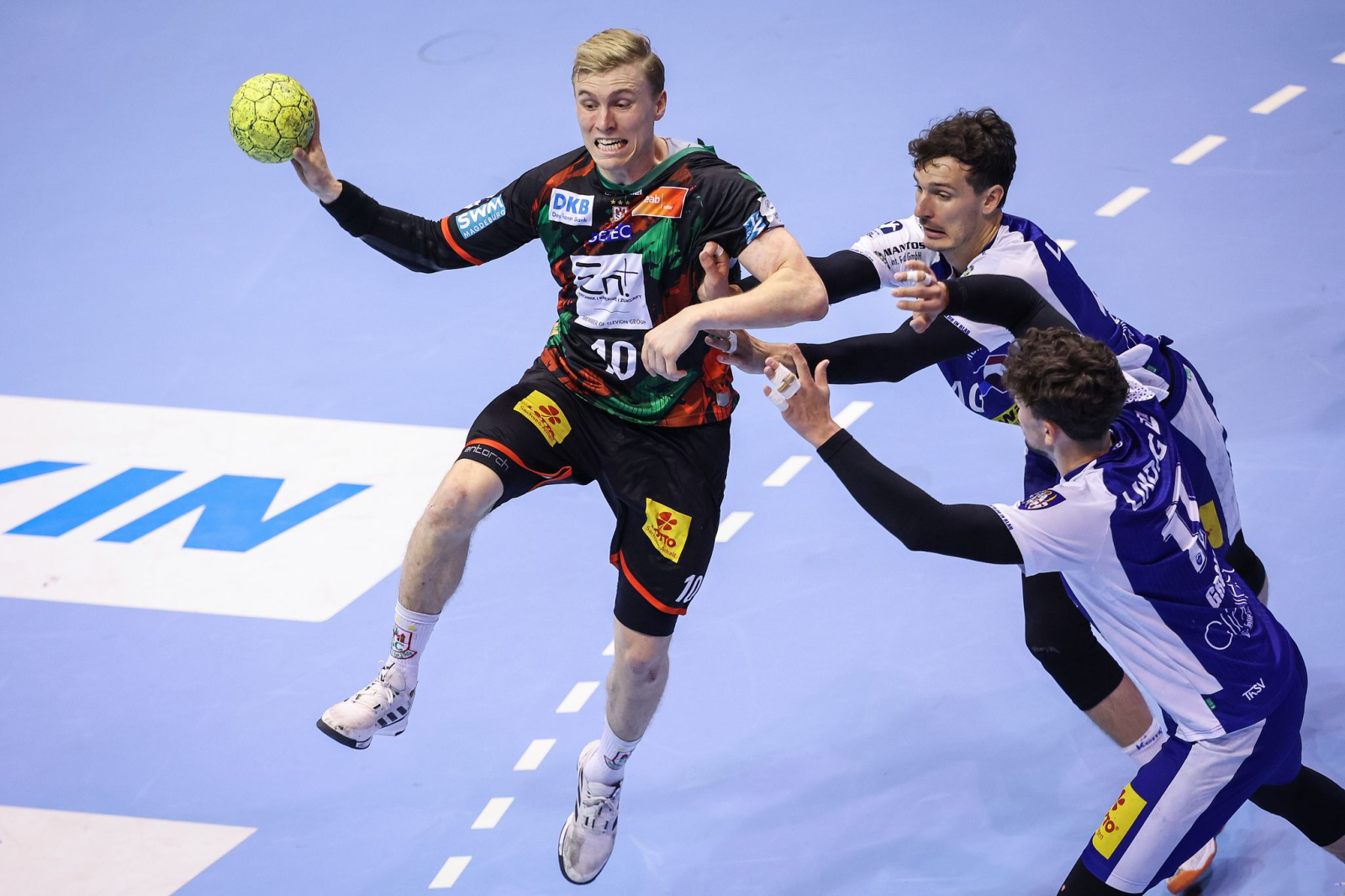 Gisli Kristjansson (l) erzielte in der Schlussphase das wichtige 32:31, © Ronny Hartmann/dpa-Zentralbild/dpa