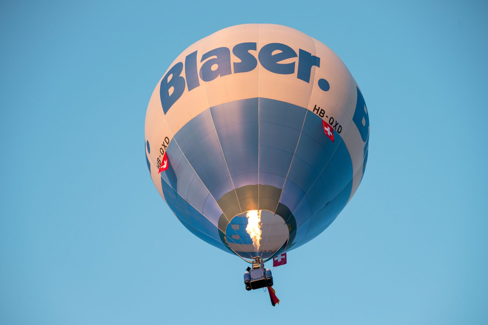 Ein gestarteter Heißluftballon während der 1. Fahrt der Deutschen Meisterschaft im Heißluftballonfahren.