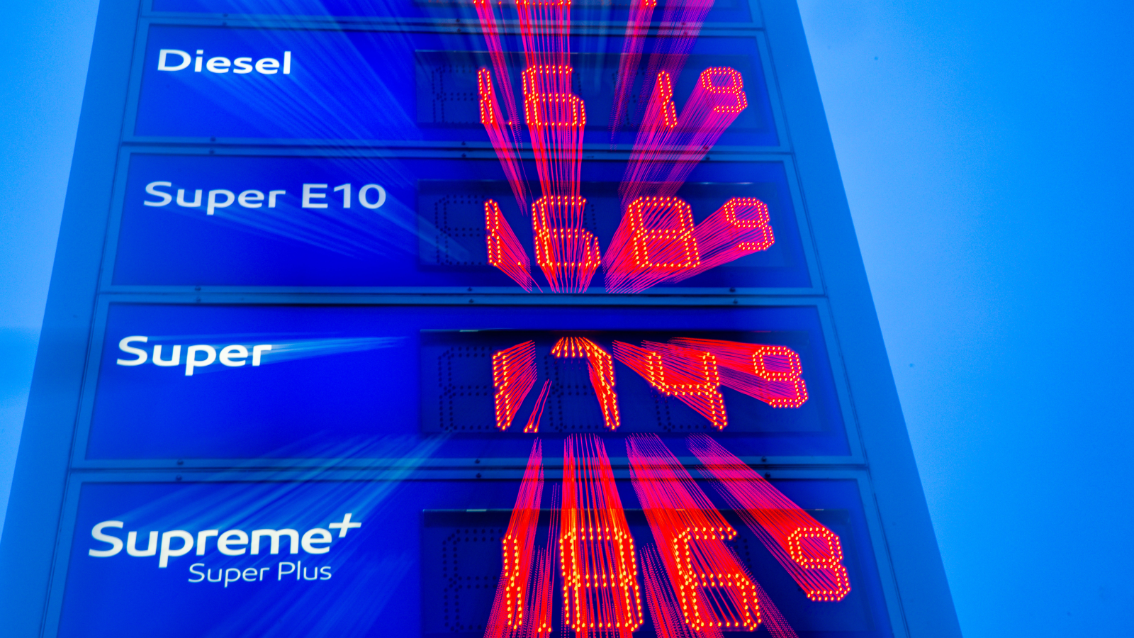 İran’daki savaş ve Hürmüz Boğazı’nın bloke edilmesi Almanya’da akaryakıt fiyatlarını yükseltti., © Jens Büttner/dpa