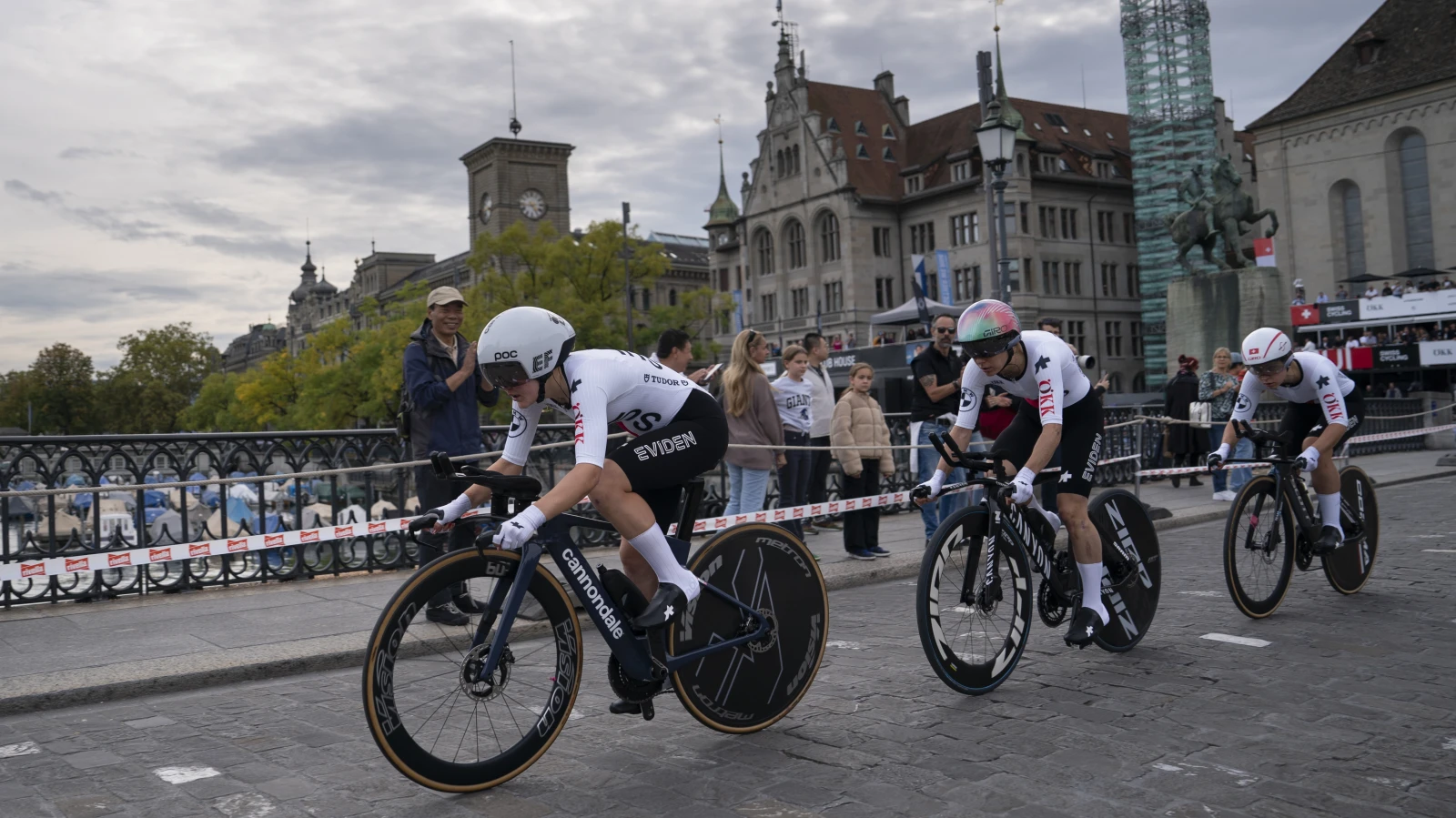 Schweizer Mixed-Staffel auf Platz 8 - Australien holt Gold, © EPA/TIL BUERGY Schweizer Mixed-Staffel auf Platz 8 - Australien holt Gold, © EPA/TIL BUERGY