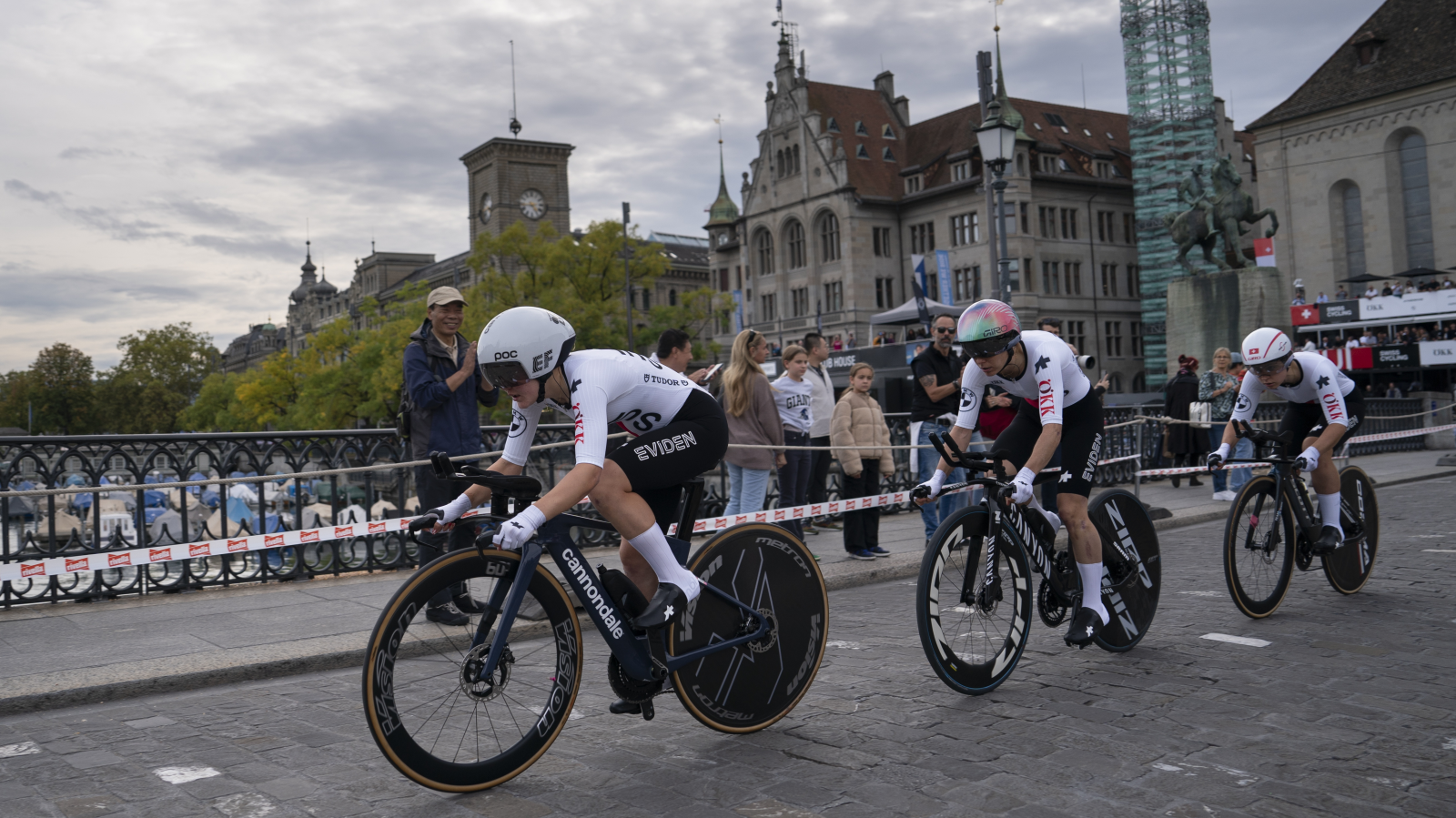 Schweizer Mixed-Staffel auf Platz 8 - Australien holt Gold, © EPA/TIL BUERGY