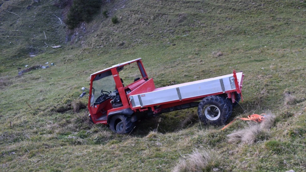 Mann stirbt in Urnäsch AR bei Unfall mit Landwirtschaftsfahrzeug, © Kantonspolizei St. Gallen Mann stirbt in Urnäsch AR bei Unfall mit Landwirtschaftsfahrzeug, © Kantonspolizei St. Gallen