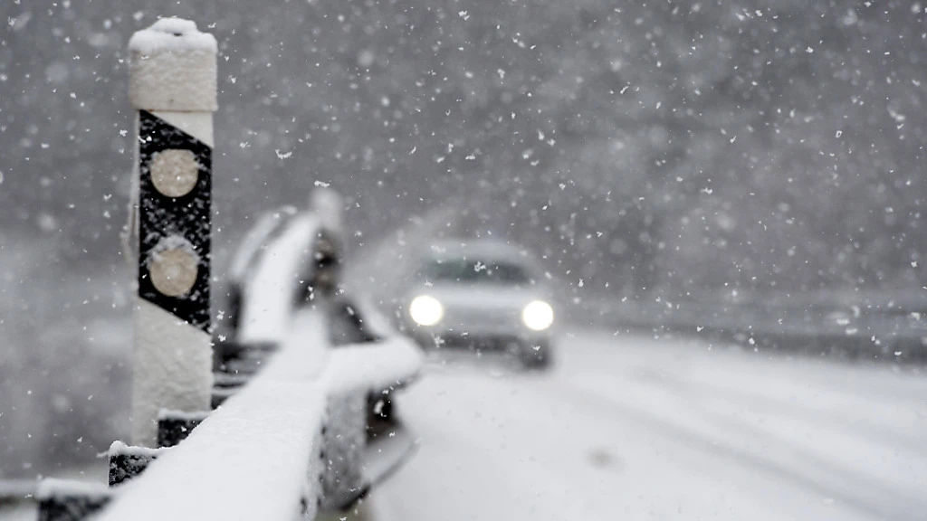 Mit Schlauchboot am Auto auf verschneiter Strasse verunfallt, © Keystone-SDA Mit Schlauchboot am Auto auf verschneiter Strasse verunfallt, © Keystone-SDA