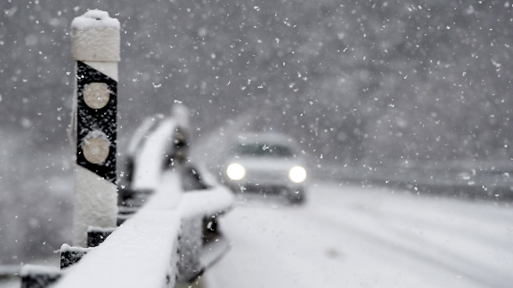 Mit Schlauchboot am Auto auf verschneiter Strasse verunfallt, © Keystone-SDA