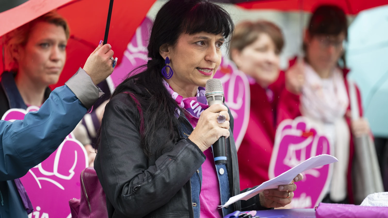 Gewerkschaft Unia fordert Frauen-Mindestlohn von 5000 Franken, © Keystone/SDA Gewerkschaft Unia fordert Frauen-Mindestlohn von 5000 Franken, © Keystone/SDA