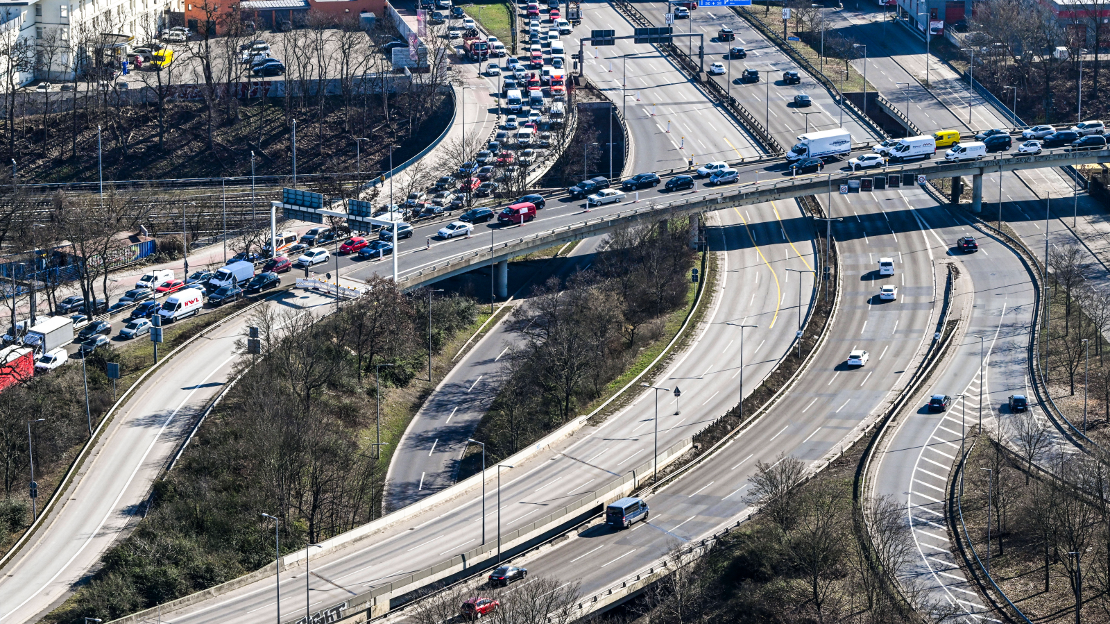 A100 Üzerinde Güney Yönünde Pazartesi 2 Şerit Ulaşıma Açılıyor, © dpa