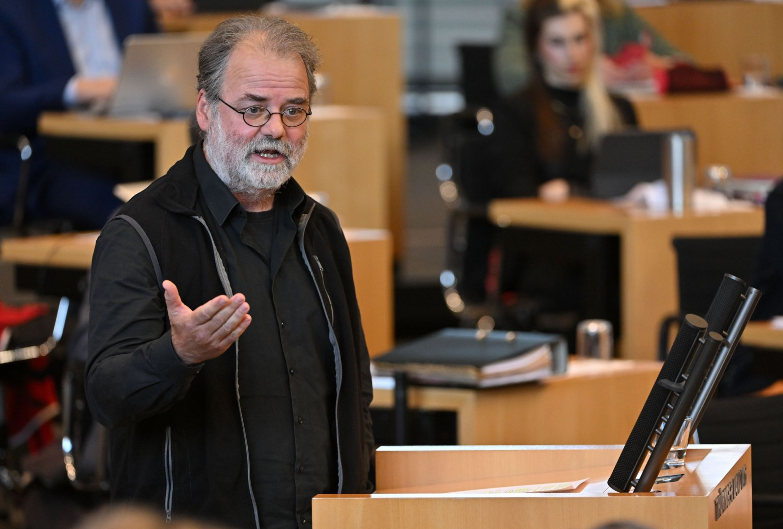 Steffen Dittes (Die Linke), Fraktionschef, spricht im Plenarsaal des Thüringer Landtags.
