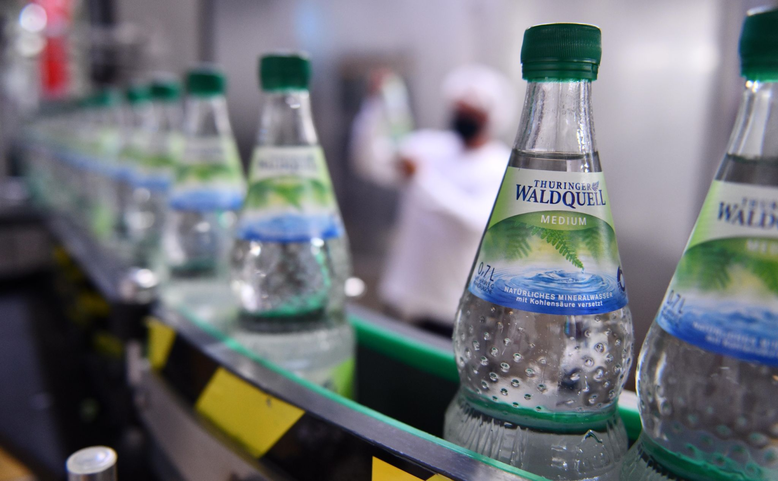 Abfüllung von Mineralwasser in Glas-Mehrwegflaschen bei der Thüringer Waldquell GmbH.