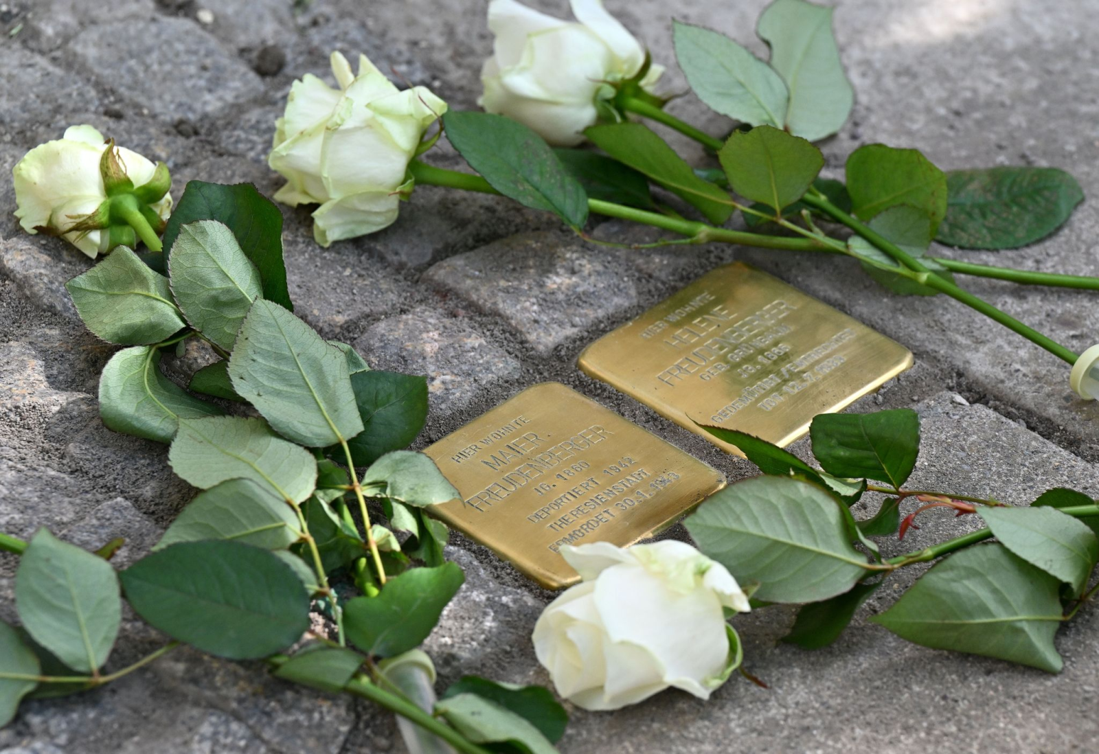 In Gedenken an das Ehepaar Maier und Helene Freudenberger werden zwei Stolpersteine verlegt.