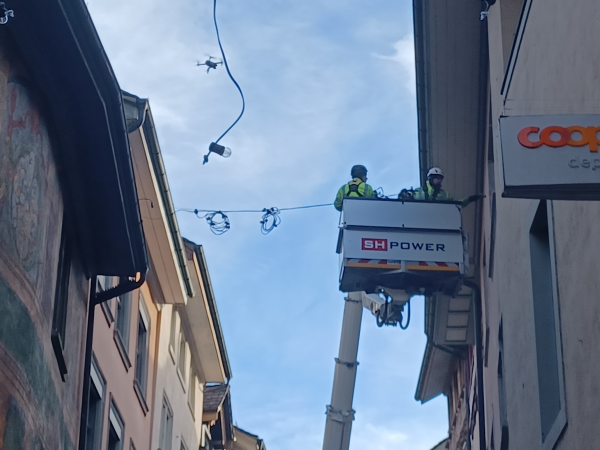 © Aufhängen der Weihnachtsbeleuchtung von SH Power. Bild: Radio Munot.