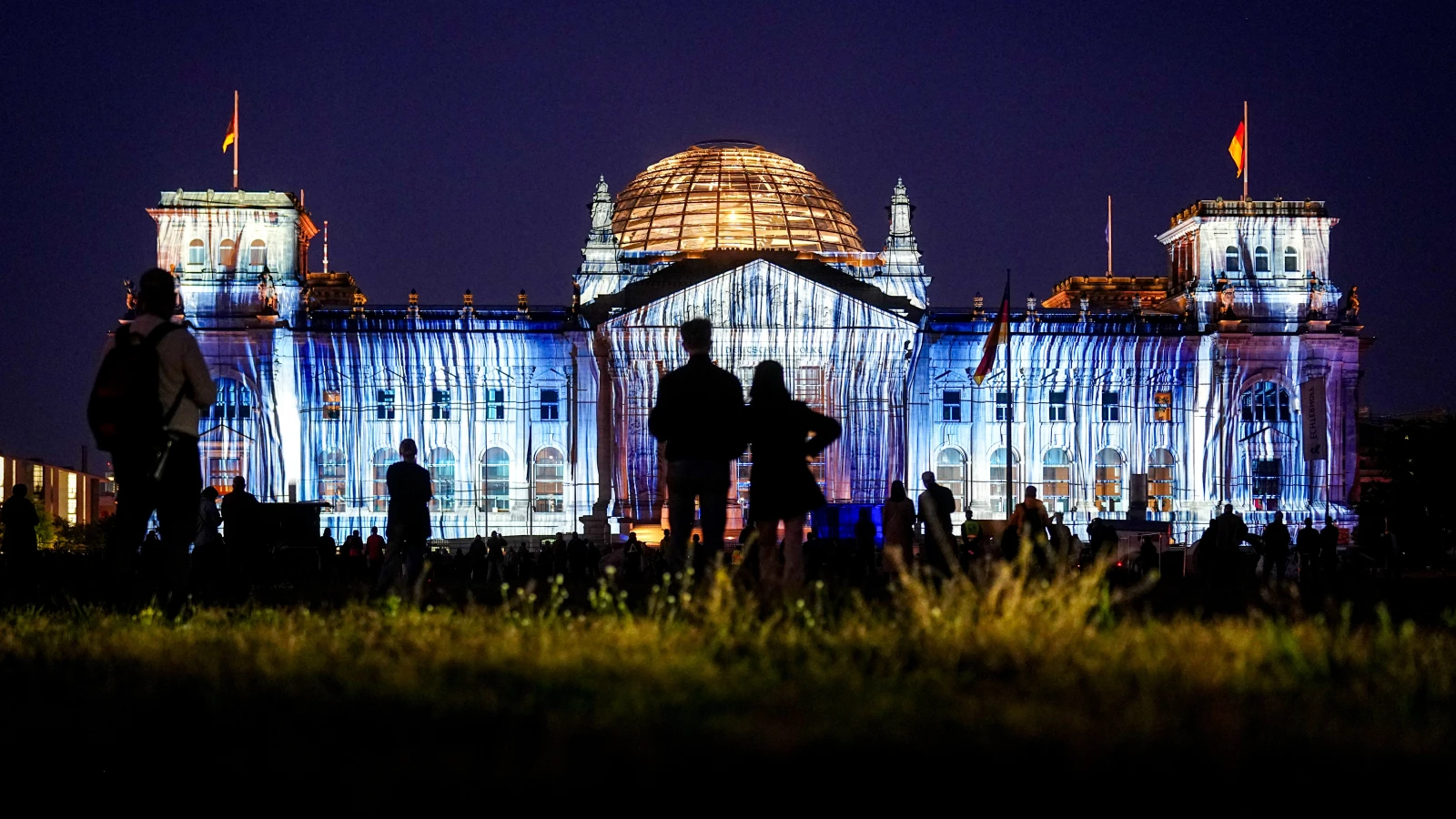 Reichstag’daki Işık Enstalasyonu Sona Eriyor!, © Kay Nietfeld/dpa Reichstag’daki Işık Enstalasyonu Sona Eriyor!, © Kay Nietfeld/dpa