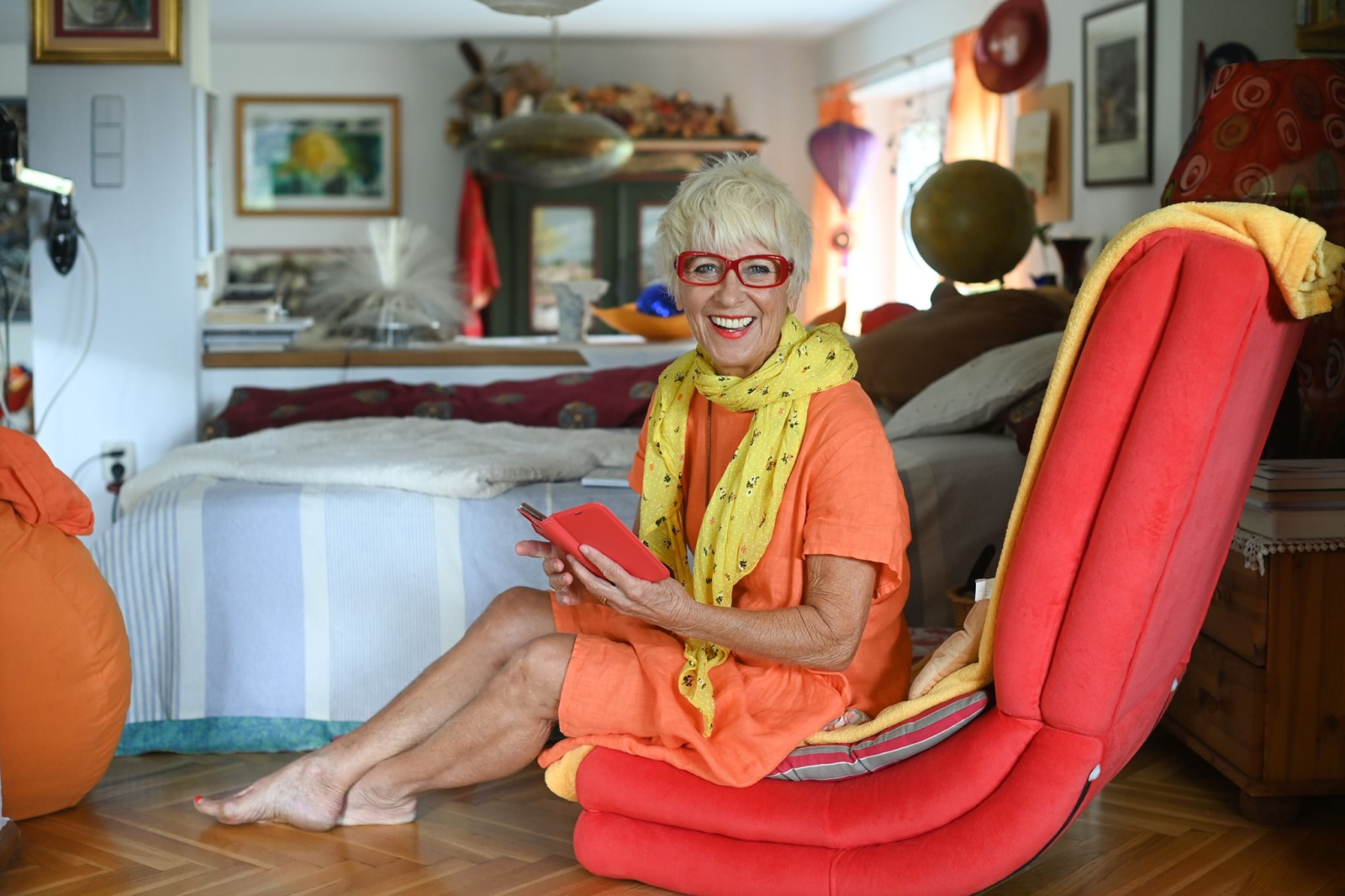 Die «Traumzauberbaum»-Autorin Monika Ehrhardt-Lakomy sitzt in ihrem Haus auf einem gemütlichen Liegesessel.