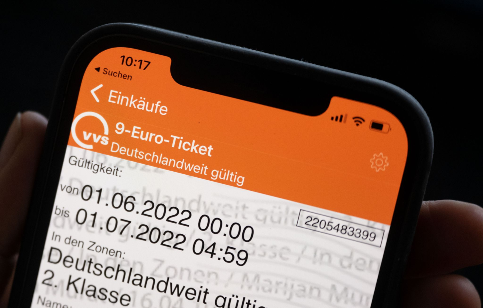 Ein 9 Euro Ticket ist auf dem Display eines Smartphones zu sehen.
