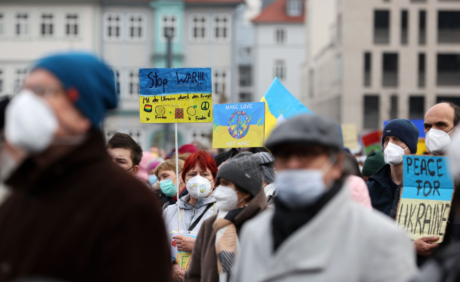 Hunderte Menschen demonstrieren in Erfurt gegen den Krieg in der Ukraine.