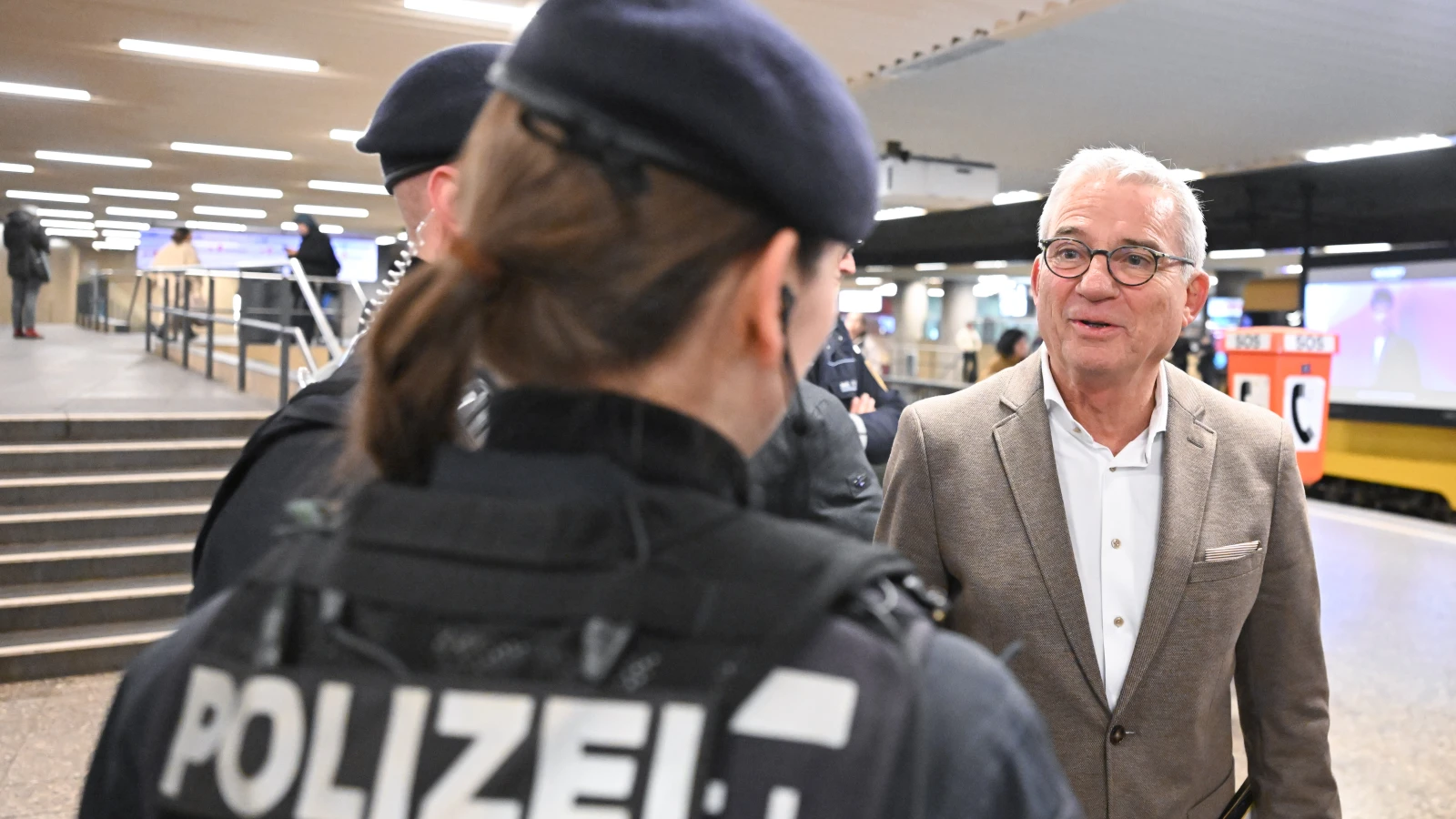 Baden-Württemberg’de Ulaşımda Katı Bıçak Yasağı: İçişleri Bakanı Strobl Uygulamayı Savundu, © Bernd Weißbrod/dpa Baden-Württemberg’de Ulaşımda Katı Bıçak Yasağı: İçişleri Bakanı Strobl Uygulamayı Savundu, © Bernd Weißbrod/dpa