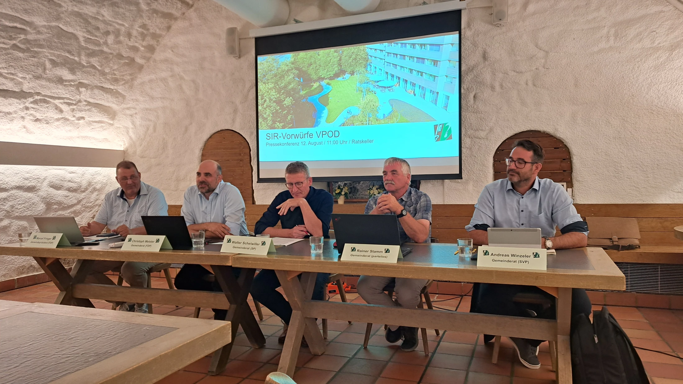 Der Thaynger Gemeinderat an einer Medienkonferenz, an der es um die Vorwürfe gegen das Seniorenzentrum ging. Der Thaynger Gemeinderat an einer Medienkonferenz, an der es um die Vorwürfe gegen das Seniorenzentrum ging.