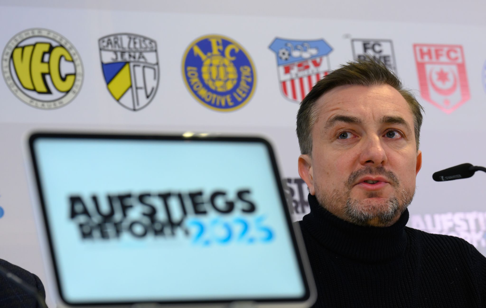 Der Sportchef des Halleschen FC, Daniel Meyer, ist eines der Gesichter der von den Nordost-Regionalligisten geforderten Aufstiegsreform., © Hendrik Schmidt/dpa