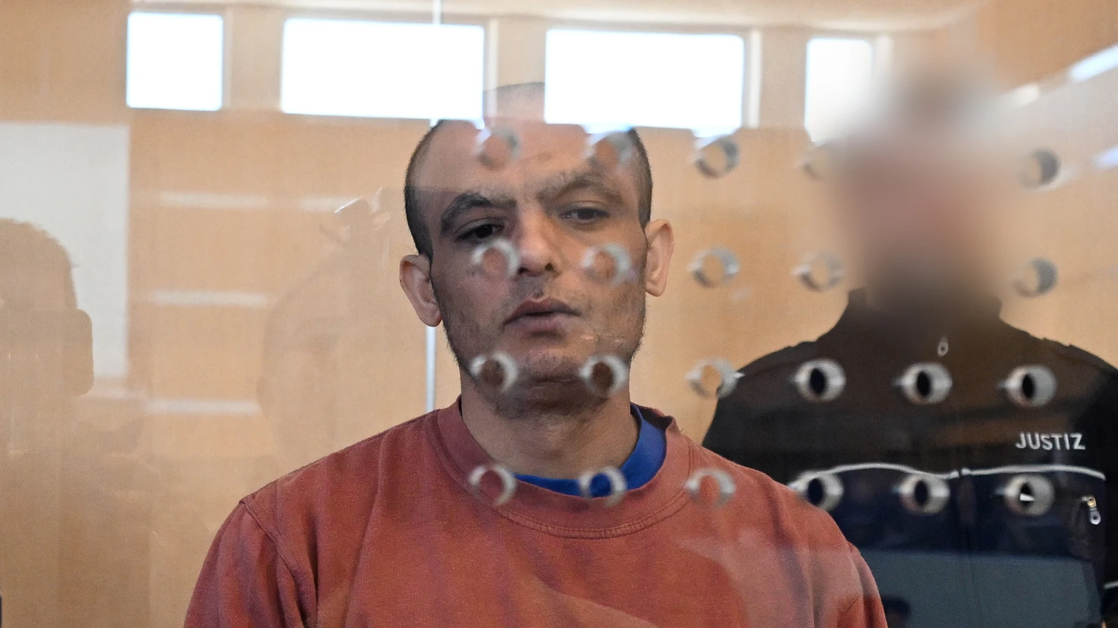 Bielefeld’deki Bıçaklı Saldırı Davasında İtiraf Geldi, © Federico Gambarini/dpa Bielefeld’deki Bıçaklı Saldırı Davasında İtiraf Geldi, © Federico Gambarini/dpa