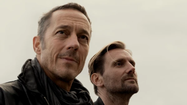 KIND REGARDS, Quarter Past Twelve, © kindregards.ch KIND REGARDS, Quarter Past Twelve, © kindregards.ch