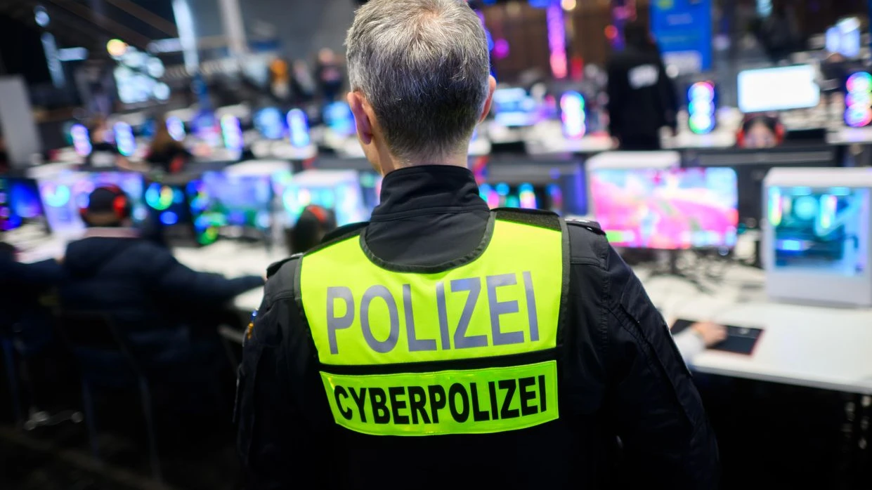 Stuttgart'ta Dijital Şiddete Karşı Mücadele Kampanyası 5. Yılını Kutladı, © dpa Stuttgart'ta Dijital Şiddete Karşı Mücadele Kampanyası 5. Yılını Kutladı, © dpa