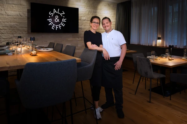 Reto Jenal mit Salome Büchel- Jenal in ihrem POP-UP Restaurant in Nendeln, © Salz_und_Pfeffer Reto Jenal mit Salome Büchel- Jenal in ihrem POP-UP Restaurant in Nendeln, © Salz_und_Pfeffer