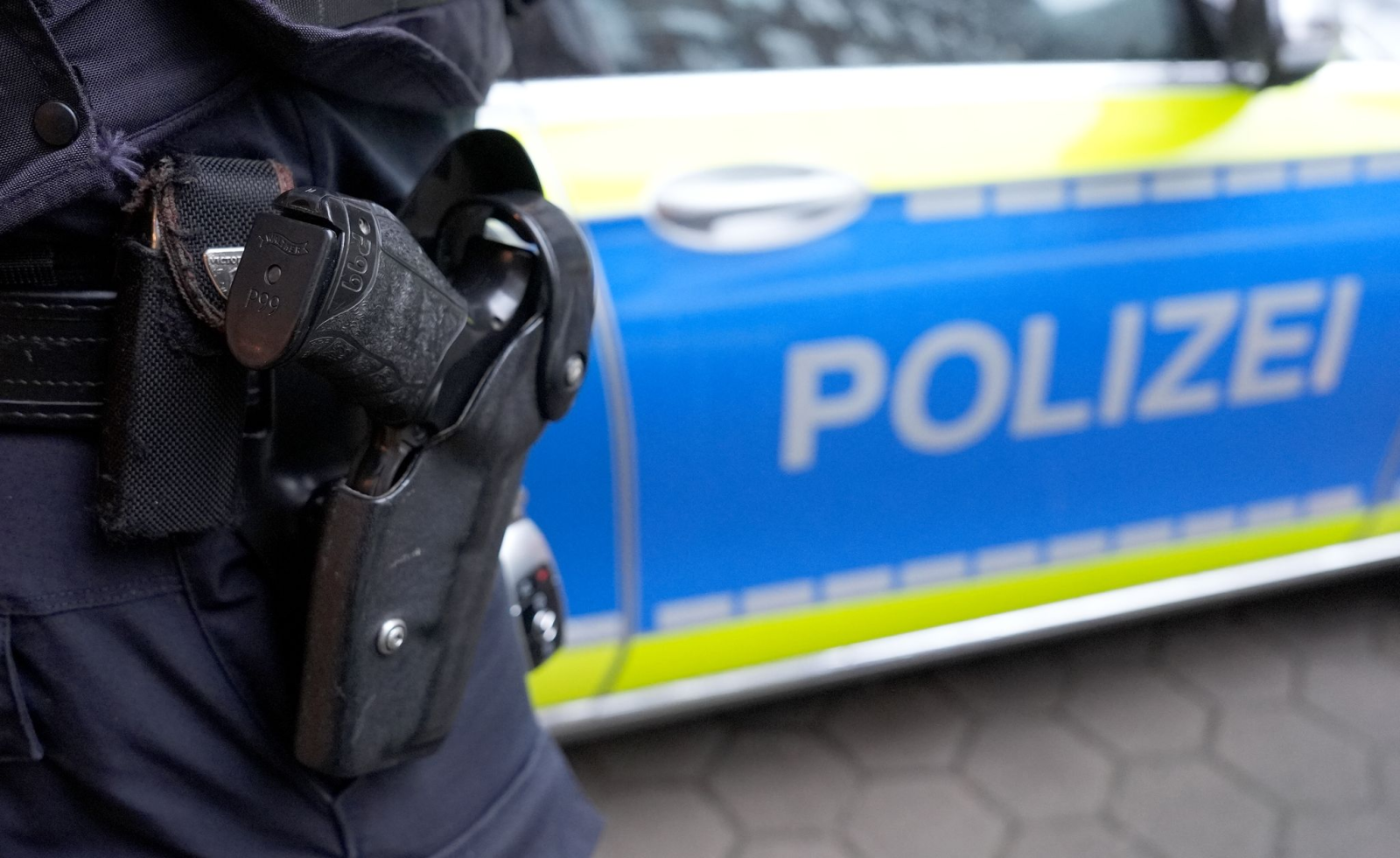 Die Beamten führten ein aufklärendes Gespräch mit dem jungen Mann. (Symbolbild), © Marcus Brandt/dpa