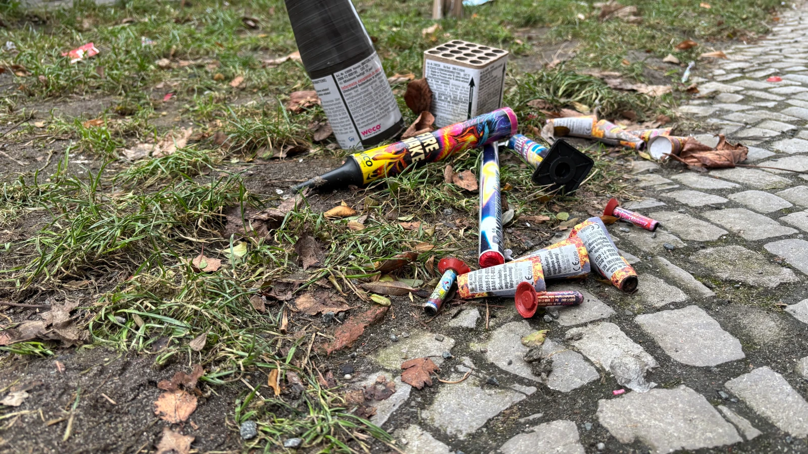 Yılbaşı Gecesi Yaralıları Hastanelere Sevk Edildi: Bir Çocuk Ağır Yaralı!, © Oliver von Riegen/-/dpa Yılbaşı Gecesi Yaralıları Hastanelere Sevk Edildi: Bir Çocuk Ağır Yaralı!, © Oliver von Riegen/-/dpa