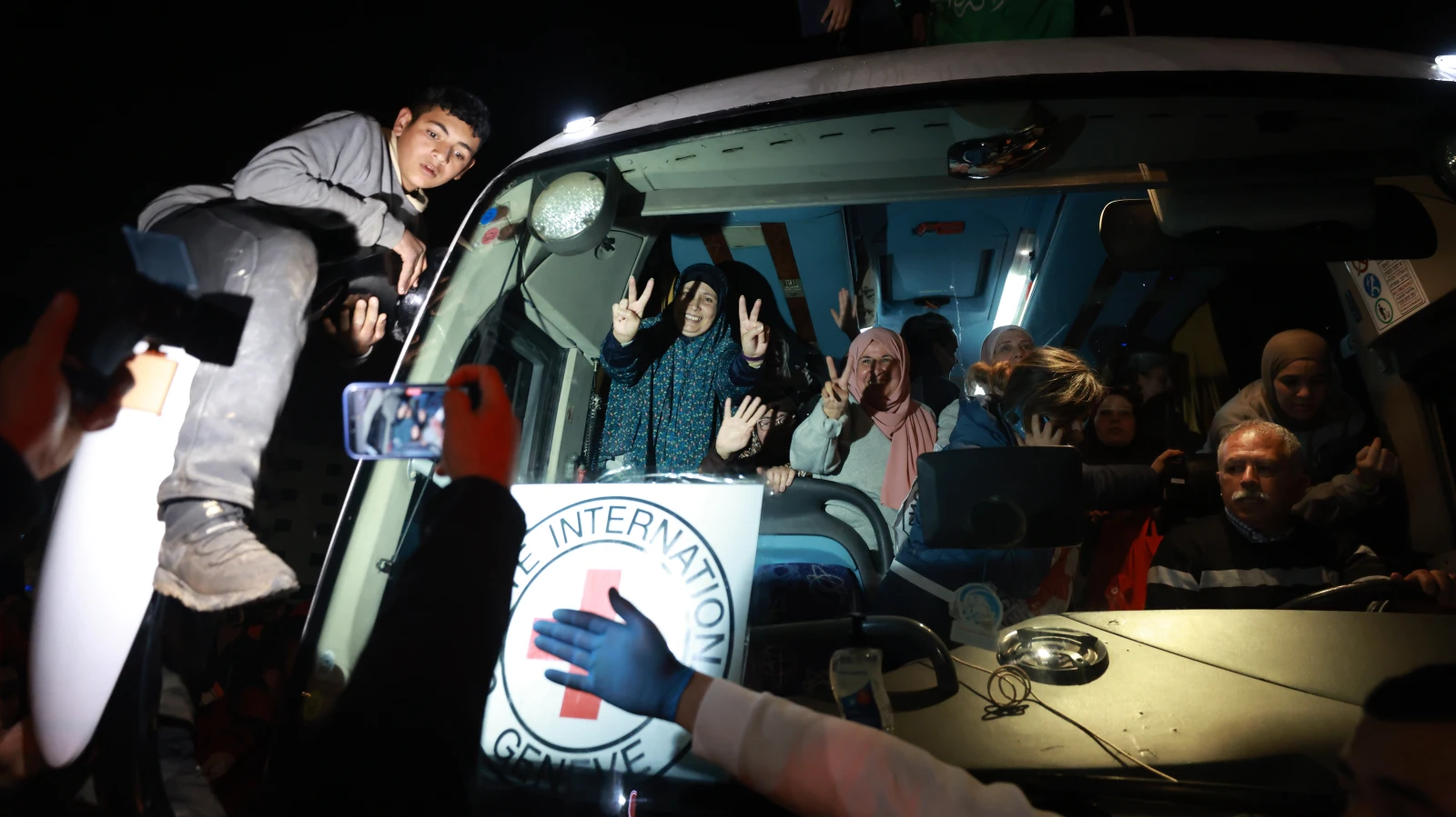 Erste Gaza-Geiseln sind frei, © KEYSTONE ALAA BADARNEH Erste Gaza-Geiseln sind frei, © KEYSTONE ALAA BADARNEH