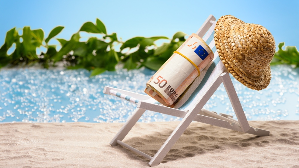 Umfrage: Deutsche zahlen auf Reisen am liebsten bar, © Manuel Findeis, Shutterstock