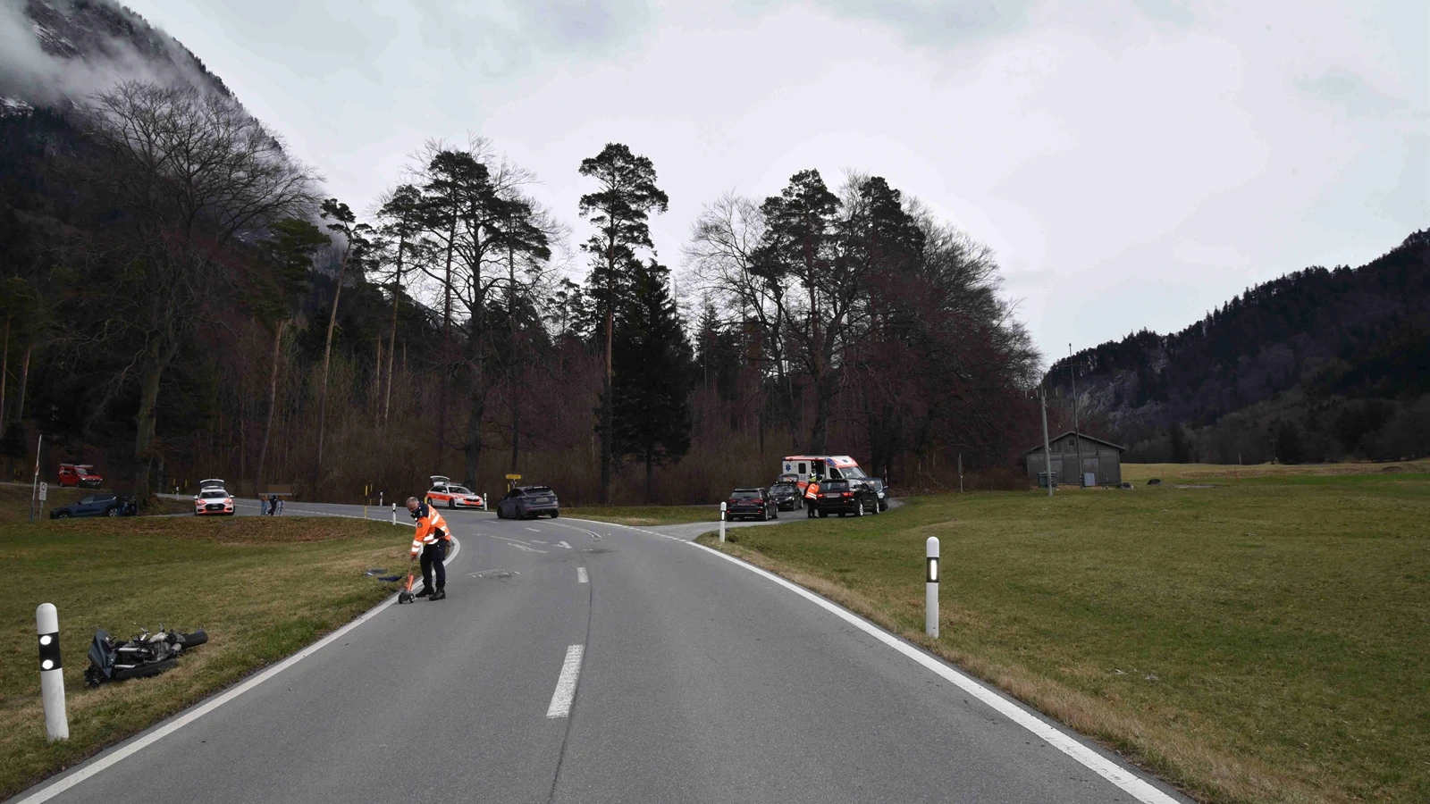 Leicht verletzter Motorradfahrer bei Kollision mit Auto in Fläsch , © Kantonspolizei Graubünden Leicht verletzter Motorradfahrer bei Kollision mit Auto in Fläsch , © Kantonspolizei Graubünden