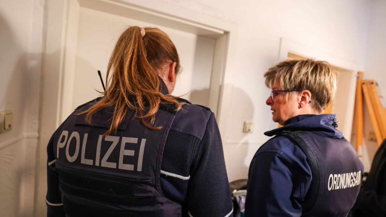 NRW’de geniş çaplı “problem konut” ve sosyal yardım dolandırıcılığı operasyonu, © Christoph Reichwein/dpa NRW’de geniş çaplı “problem konut” ve sosyal yardım dolandırıcılığı operasyonu, © Christoph Reichwein/dpa