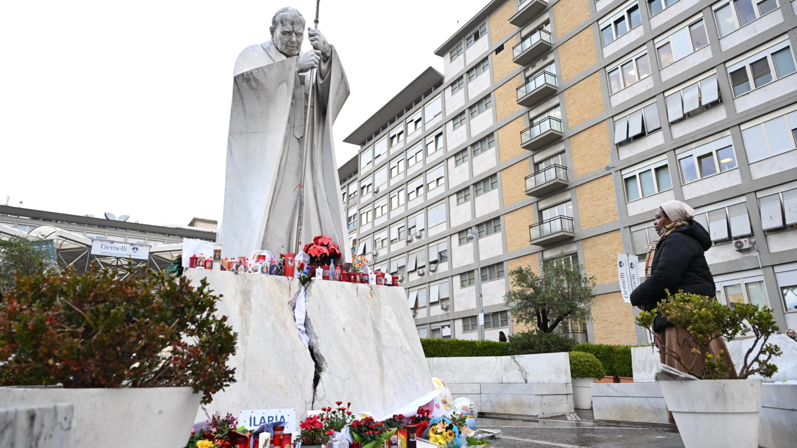 Sorgen um Franziskus nach Rückfall wieder grösser, © EPA/MAURIZIO BRAMBATTI